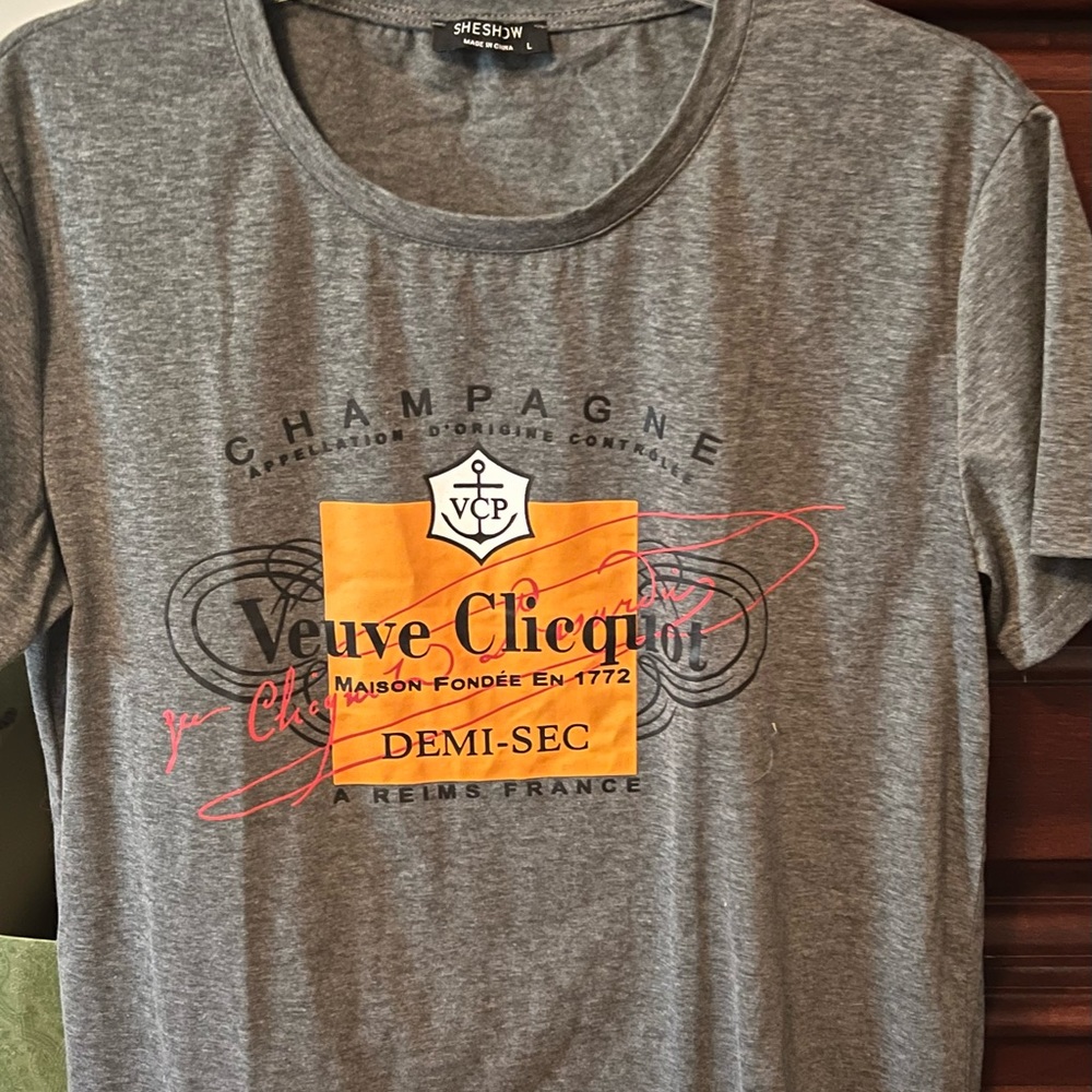 Veuve Clicquot tee size large.  Never worn but washed once and it shrank a bit